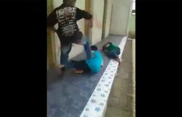 Cuplikan video pemukulan yang diduga dilakukan oleh pelajar sekolah dasar (SD) di Kabupaten Malang. (Foto : Screenshot facebook)