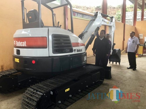 Kepala DLH Kota Batu Arief As Siddiq saat menunjukkan Ekskavator mini di TPA Desa Tlekung Kecamatan Junrejo. (Foto: Istimewa)