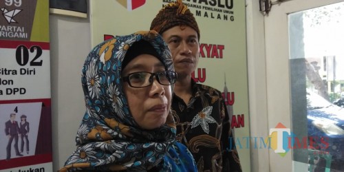 Koordinator Divisi Organisasi dan SDM Bawaslu Kota Malang Erna Al Maghfiroh saat ditemui awak media. (Foto: Dokumen MalangTIMES)