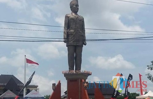 Patung raksasa Bung Karno gagah berdiri di depan kantor Bupati Blitar.(Foto : Team BlitarTIMES)