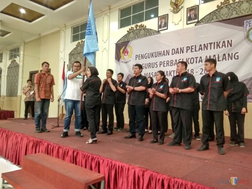 Ketua Umum terpilih Perbasi Kota Malang, Hessy Tamim (berkerudung) saat dilantik oleh Ketua Umum Perbasi Jatim, Dwi Aria Nugraha (Hendra Saputra/ MalangTIMES)