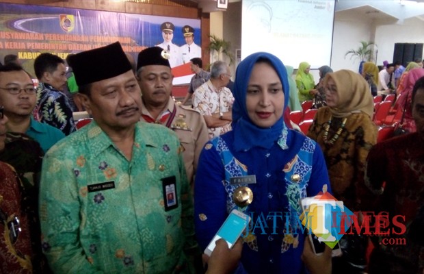 Bupati Jember dr. Hj. Faida MMR saat melayani wawancara wartawan (foto : dokumen)
