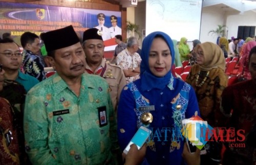 Bupati Jember dr. Hj. Faida MMR saat melayani wawancara wartawan (foto : dokumen)