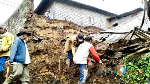Kondisi tanah longsor di rumah Suyadi di RT 03 RW 16 Kampung Besta Dusun Junggo, Desa Tulungrejo, Kecamatan Bumiaji, Kota Batu. (Foto: Istimewa)