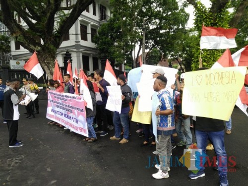 Para mahasiswa Papua dan Indonesia Timur yang menggelar aksi dan deklarasi cinta NKRI di depan Balaikota Malang. (Foto: Dokumen MalangTIMES)