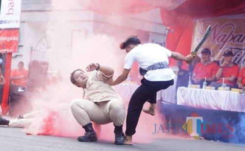 Pertunjukan teater berjudul Dwi Tunggal Sang Pejuang Jendral Sudirman. (eko Arif s /JatimTIMES)