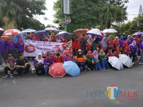Sejumlah aktivis peduli AIDS menggelar aksi damai. (eko Arif s /JatimTIMES)