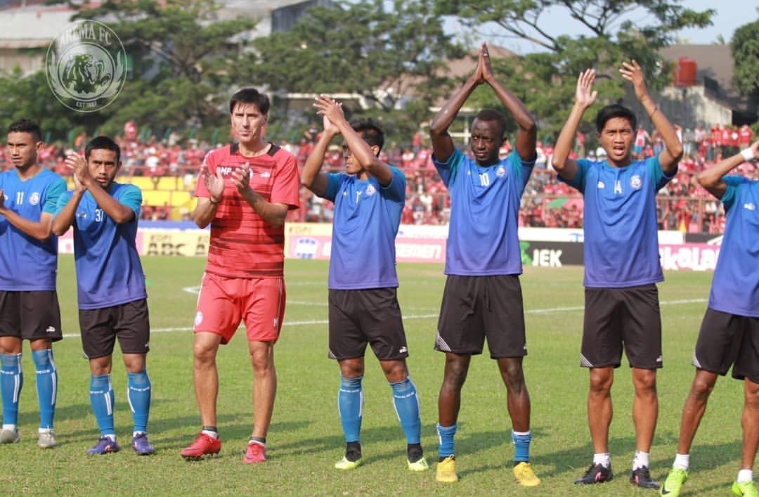 Skuat Arema FC saat memberi salam sebelum menjalani pertandingan melawan PSM (instagram @aremafcofficial)