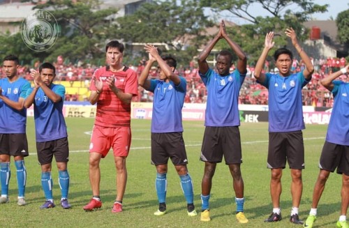 Skuat Arema FC saat memberi salam sebelum menjalani pertandingan melawan PSM (instagram @aremafcofficial)