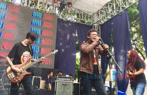 Penampilan band Rock 90 di atas panggung Halaman parkir Taman Rekreasi Selecta, Sabtu (1/12/2018). (Foto: Irsya Richa/MalangTIMES)
