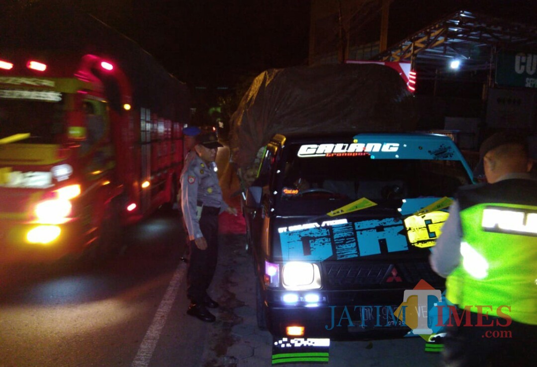 AKP Jaenur Holiq saat memimpin jalannya operasi gabunga di depan Mapolsek Kalipuro.