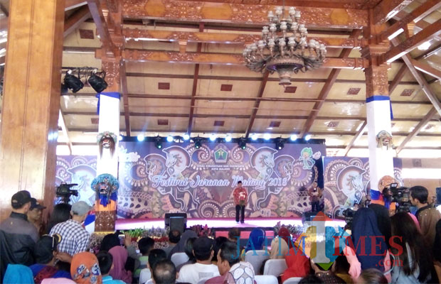 Ketua DPRD Kota Malang Bambang Heri Susanto saat membuka Fesrival Jaranan Malang 2018 di Taman Krida Budaya Jawa Timur, Minggu (2/12/2018). (Pipit Anggraeni).