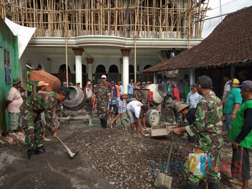 Anggota Koramil Kesamben dan warga gotong royong ngecor Masjid.(Foto : Team BlitarTIMES)