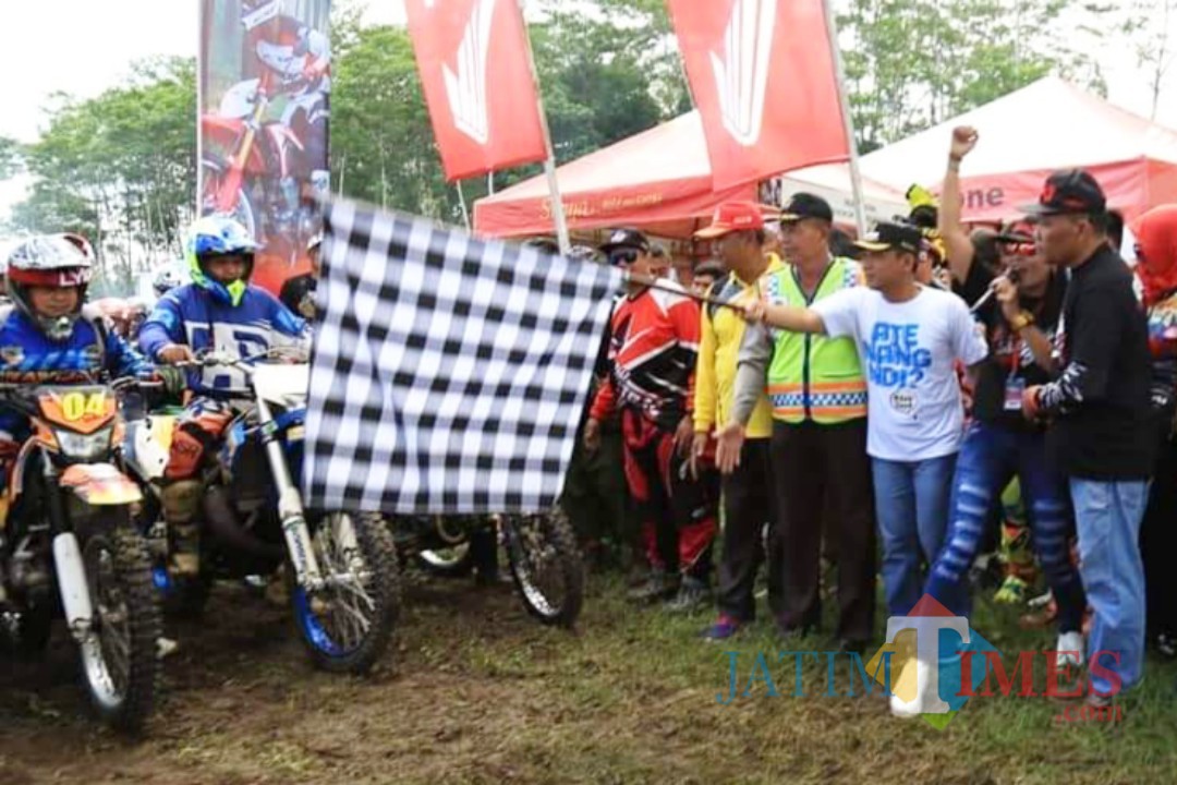 Bupati Lumajang Cak Thoriq saat melepas Jambore Adventure Trail New Netral #3 di Petahunan. (Foto: Humas Pemkab)
