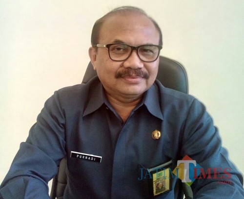 Kepala Bapenda Kabupaten Malang Purnadi menyatakan target pendapatan daerah tahun depan tidak terlalu muluk-muluk (Nana)