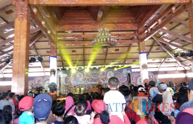 Luar biasa, rubuan penonton memenuhi area Taman Krida Budaya Jawa Timur dalam Festival Jaranan Malang 2018, Minggu (2/12/2018). (Pipit Anggraeni/MalangTIMES).