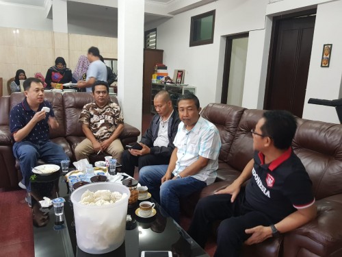 Wali Kota Malang Drs H Sutiaji (paling kanan) saat menemui para tim suksesnya pada Pilkada 2018 lalu, Minggu (2/12/2018) (Foto : Istimewa)