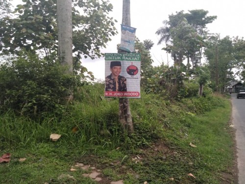 APK yang menyalahi aturan pemasangan. Lokasi Jalan Kelapa Gading, Kelurahan Rembang, Kecamatan Sananwetan, Kota Blitar.(Foto : Team BlitarTIMES)
