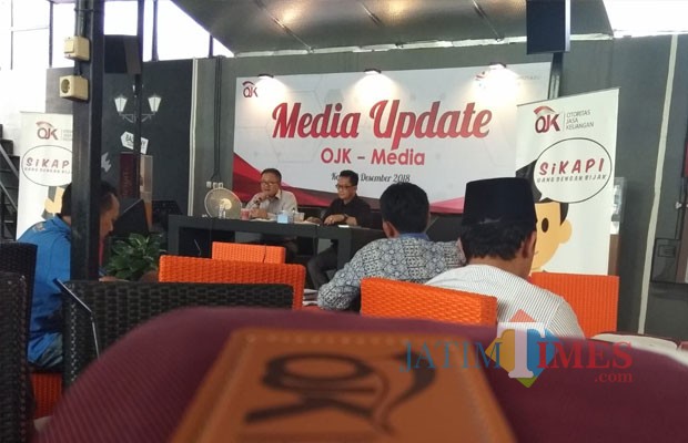 Kepala OJK Perwakilan Kediri Slamet Wibowo (kiri) saat memberikan penjelasan kepada para awak media. (eko Arif s/JatimTimes)
