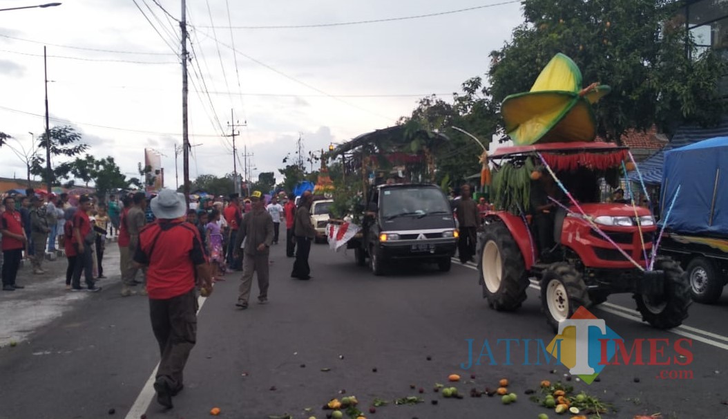 Arak-arakan pawai pertanian membuka Blitar Agro Festival