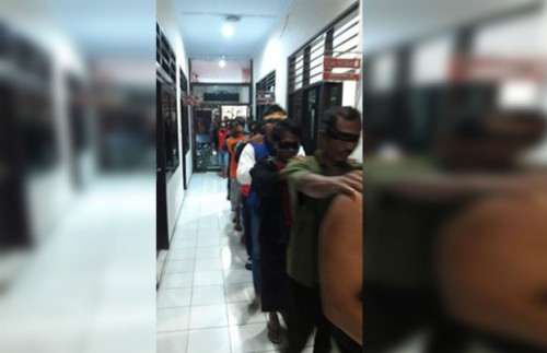 Belasan pelaku yang diduga terlibat kasus pembunuhan Juari saat digelandang polisi ke Polres Malang, Kecamatan Turen (Foto : Istimewa)