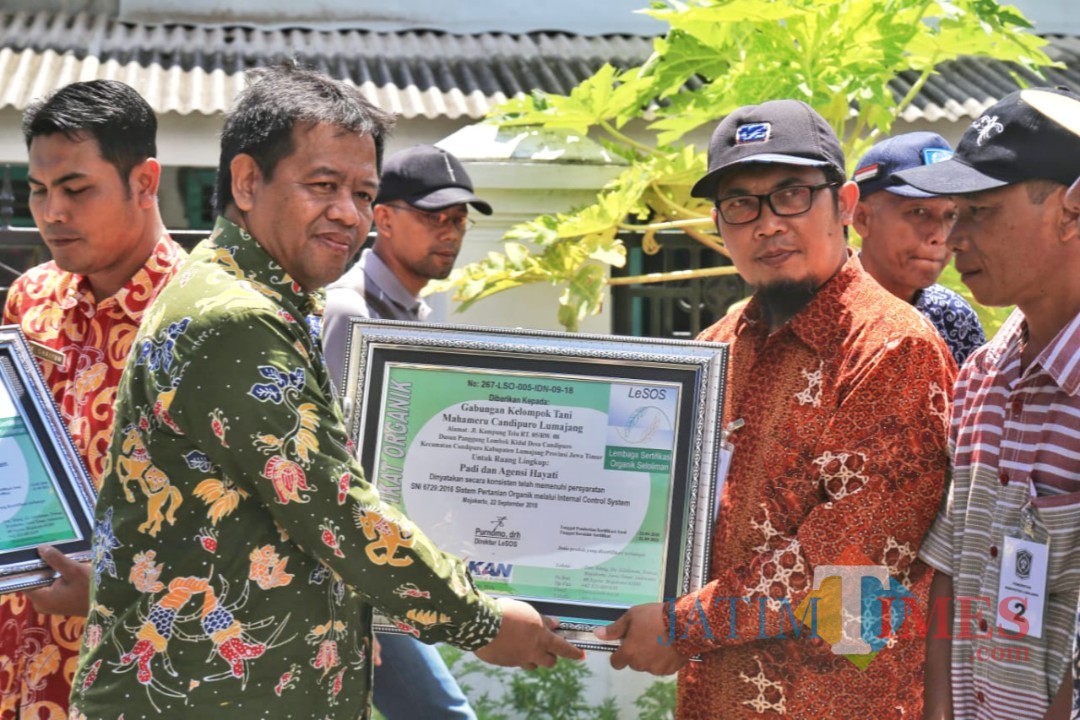Penyerahan Sertifikat Organik kepada kelompok tani. (Foto: Humas Pemkab/JatimTIMES)