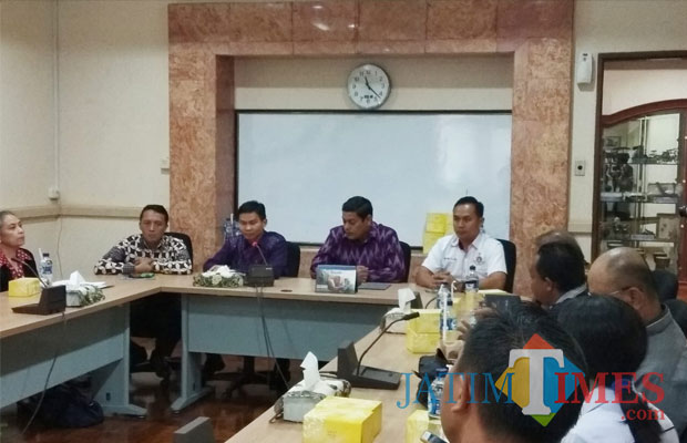 Walikota Kediri Abdullah Abu Bakar saat menggelar press rilis di Gedung Bank Indonesia Kediri. (eko Arif s /JatimTimes)
