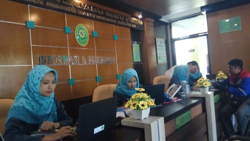 Petugas Informasi Pengadilan Negeri Banyuwangi sedang melayani masyarakat