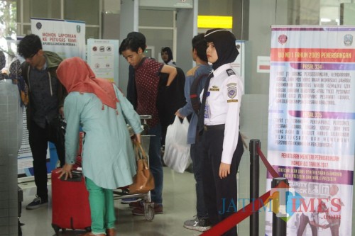Ilustrasi, para penumpang pesawat tengah mengantre di Bandara Abd Saleh, Kabupaten Malang. (Foto: Nurlayla Ratri/MalangTIMES)