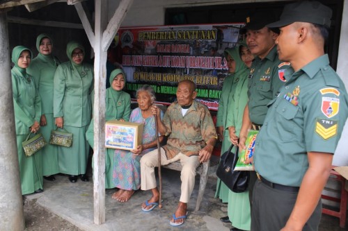 Pemberian santunan kepada Veteran dan Warakawuri oleh Kodim 0808/Blitar.(Foto : Team BlitarTIMES)