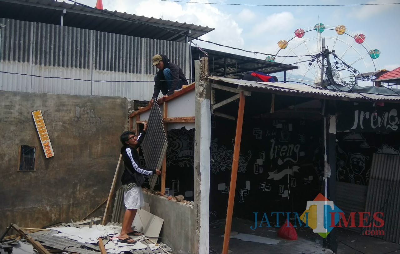 Suasana PKL di area Rumah Tua, Jalan Sudiro, Kelurahan Sisir, Kota Batu tengah membongkar bedak masing-masing. (Foto: Nurlayla Ratri/MalangTIMES)