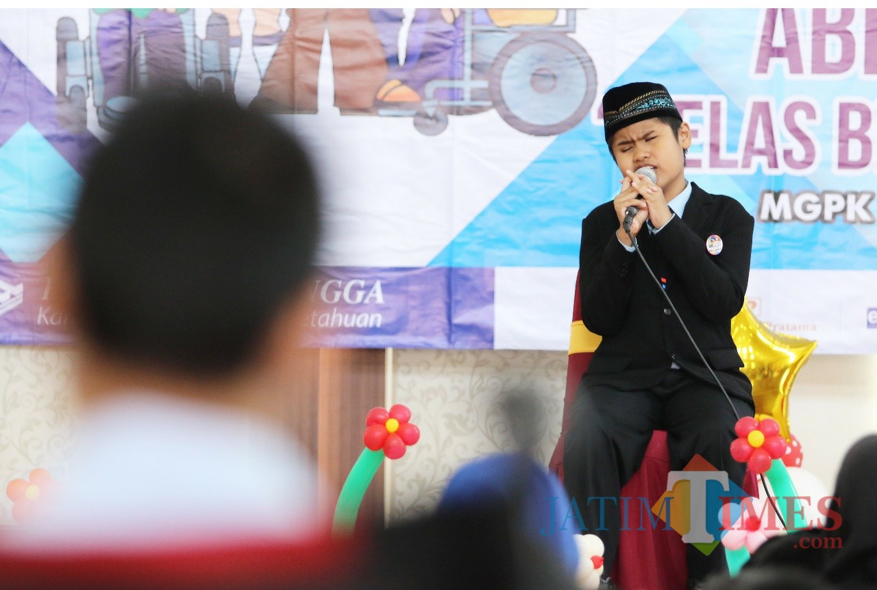 Salah satu penampilan ABK Kota Batu dalam peringatan Hari Disabilitas Internasional di Balai Kota Among Tani. (Foto: Diskominfo Kota Batu for BatuTIMES)