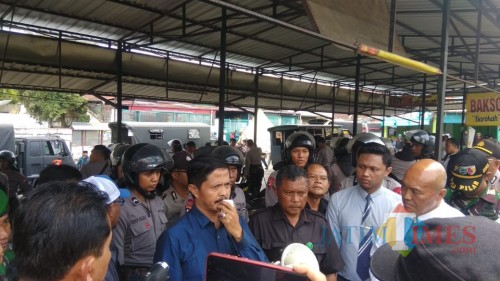 Panitera muda Perdata PN Malang Rudy Hartono sebagai hakim juru sita saat mengimbau PKL untuk keluar dari area Rumah Tua, Kota Batu. (Foto: Nurlayla Ratri/MalangTIMES)