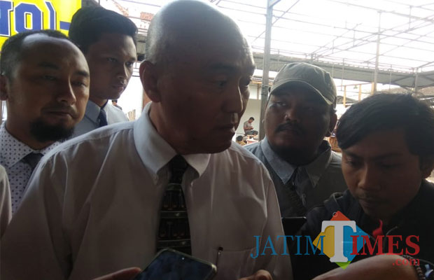 Suhartono (kemeja putih) sebagai kuasa hukum pemilik lama. (Foto: Nurlayla Ratri/MalangTIMES)