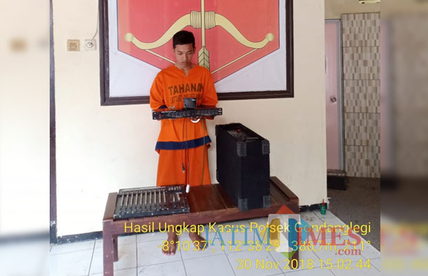 Rizal Umam, tersangka dengan barang bukti hasil curian yang diamankan polisi di Gondanglegi. (Foto : Polsek Gondanglegi for MalangTIMES)