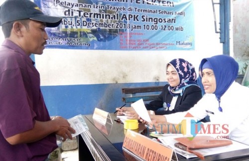 Sopir angkutan umum di Kecamatan Singosari saat mengurus izin trayek di Pasae Singosari, Rabu (5/12/2018) (Pipit Anggraeni/MalangTIMES).