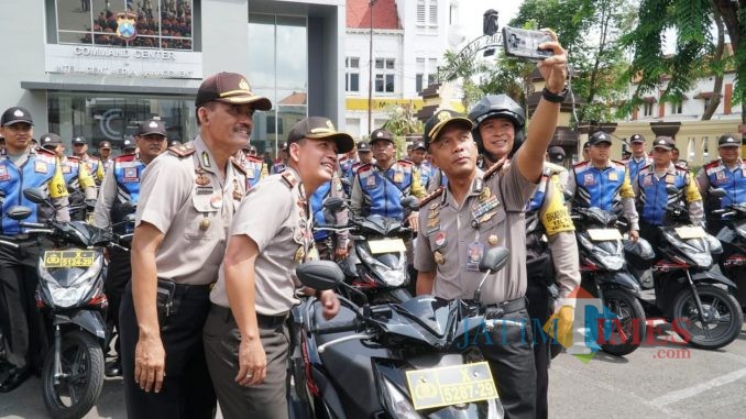 Kapolrestabes Surabaya Kombespol Rudi Setiawan saat menyerahkan motor.