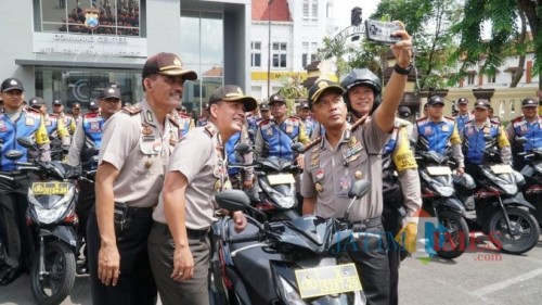 Kapolrestabes Surabaya Kombespol Rudi Setiawan saat menyerahkan motor.