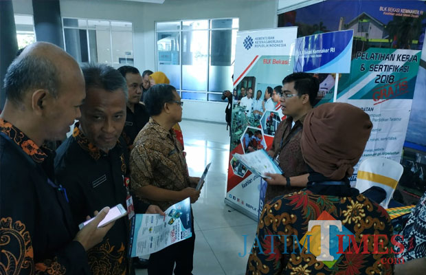Pemkab Kediri membuka bursa kerja di gedung Convention Hall Simpang Lima Gumul (SLG) Kabupaten Kediri.(eko Arif s /JatimTimes)
