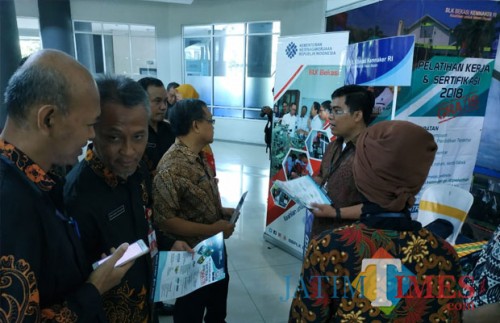 Pemkab Kediri membuka bursa kerja di gedung Convention Hall Simpang Lima Gumul (SLG) Kabupaten Kediri.(eko Arif s /JatimTimes)