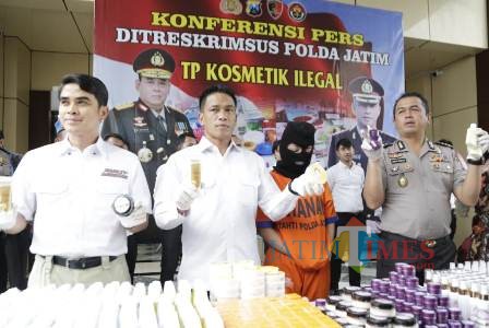 Polda Jatim saat merilis pelaku pengedaran kosmetik illegal