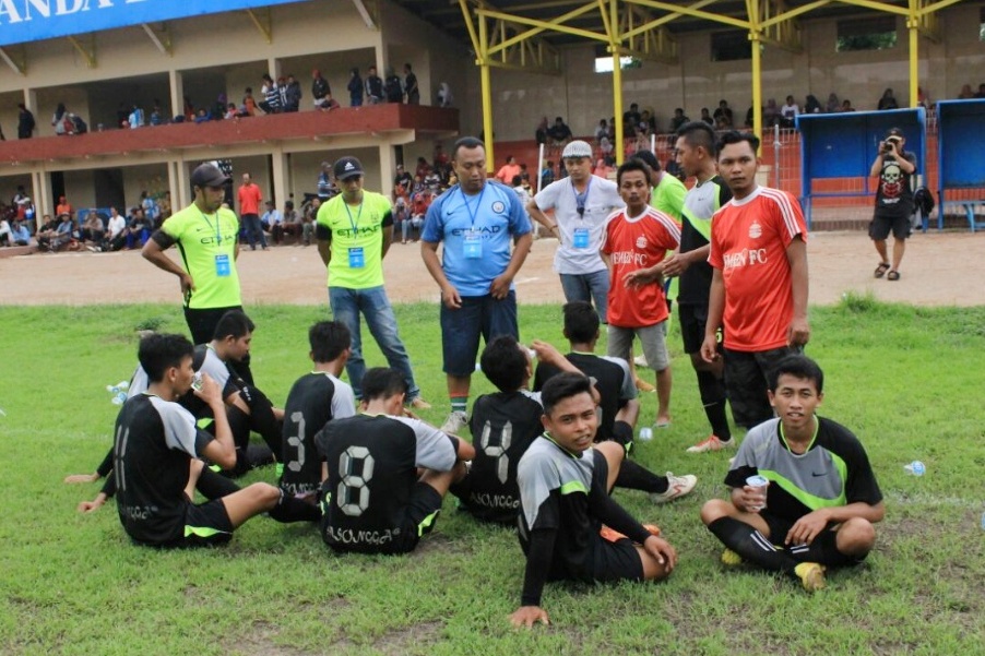 Bripka Danang Dwi C menyempatkan diri menularkan bakat dan hobinya itu ke pemuda desa, yakni sepak bola. (Foto: Ist)