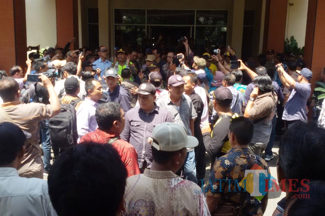 Massa yang tergabung dalam PKD Kabupaten Kediri geruduk kantor pemkab. (Foto: B. Setioko/JatimTIMES)