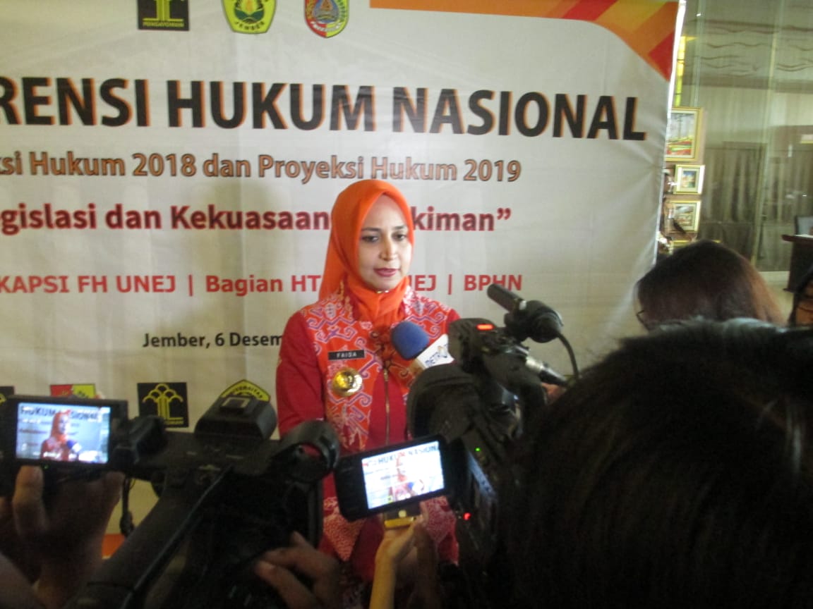Bupati Jember dr. Hj. Faida saat memberikan keterangan kepada sejumlah wartawan