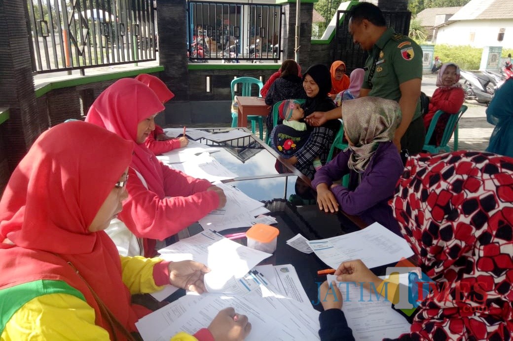 Suasana pelayanan KB gratis dalam rangka Hari Juang Kartika dan HUT Kodam V/Brawijaya. (Foto: B. Setioko/JatimTIMES)