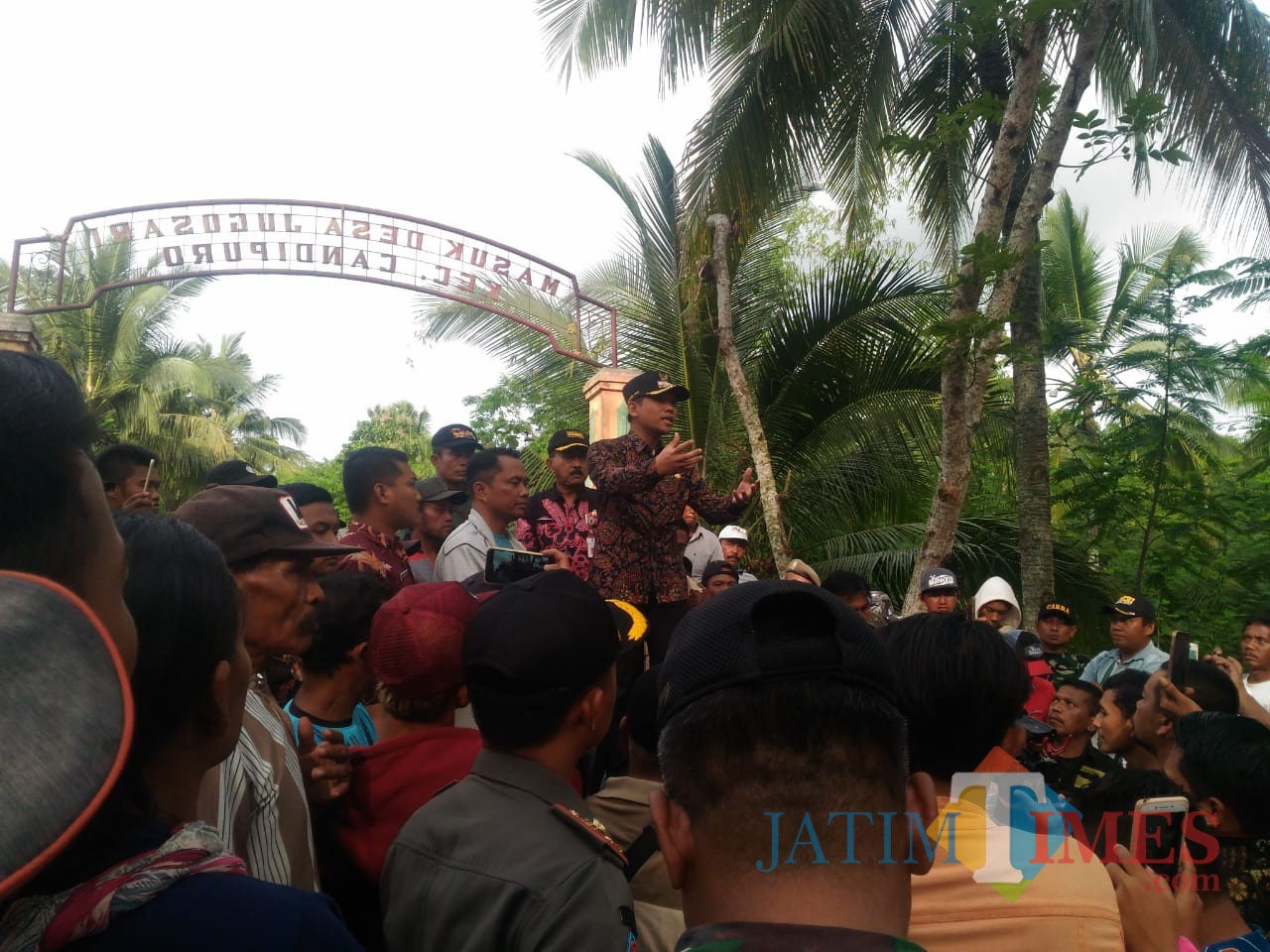 Bupati Lumajang bertemu dengan warga Jugosar di perbatasan desa desa diatas tumpukan pasir dan batu (Foto : Moch. R. Abdul Fatah / Jatim TIMES)
