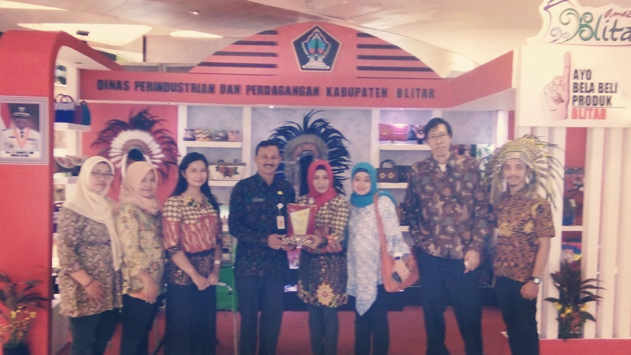 Disperindag Pemkab Blitar menerima cinderamata dari penyelenggara Bali Tourism, Craft and Investment Expo 2018