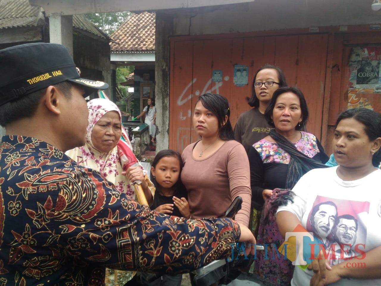 Bupati Lumajang H. Thoriqul Haq ketika menemui warga terkait tambang pasir (Foto : Moch. R. Abdul Fatah / Jatim TIMES)