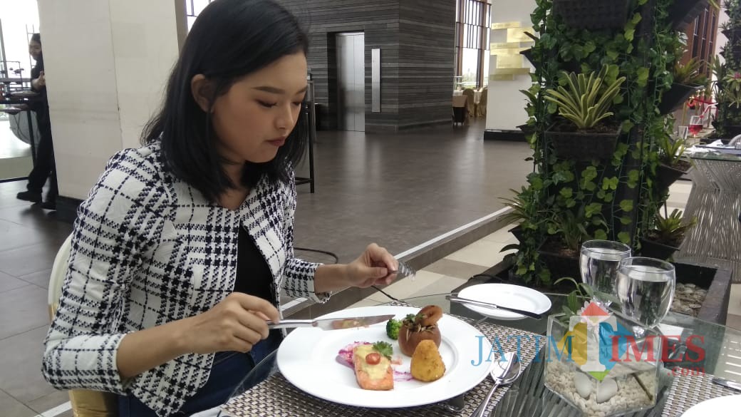 Ilustrasi bersantap di Golden Tulip Holland Resort Batu. (Foto: Nurlayla Ratri/MalangTIMES)