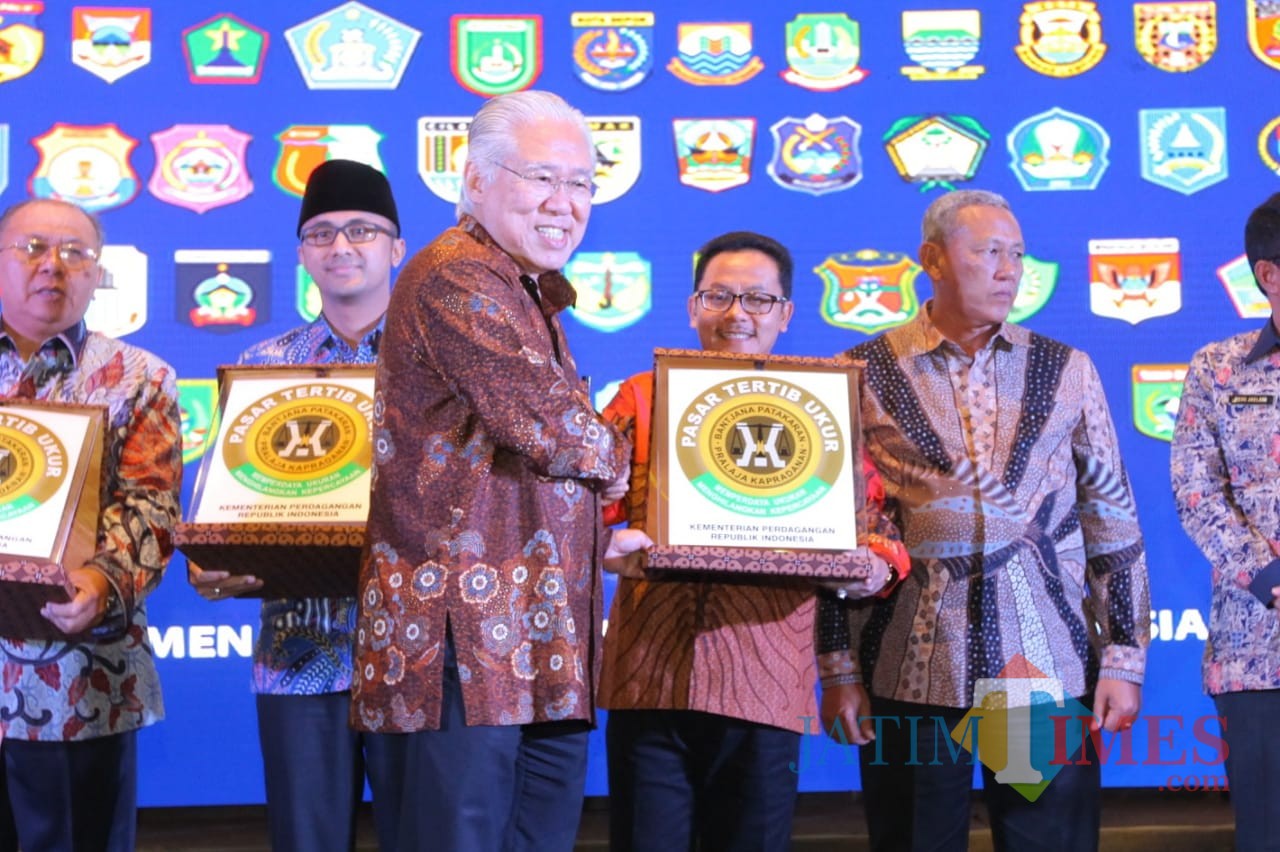 Wali Kota Malang Sutiaji tengah menerima piagam penghargaan Pasar Tertib Ukur dari Menteri Perdagangan Enggartiasto Lukita di Bandung. (Foto: Humas Pemkot Malang for MalangTIMES)